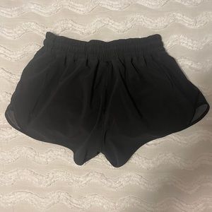 Lululemon hotly hot shorts size 4 2.5” inch seam